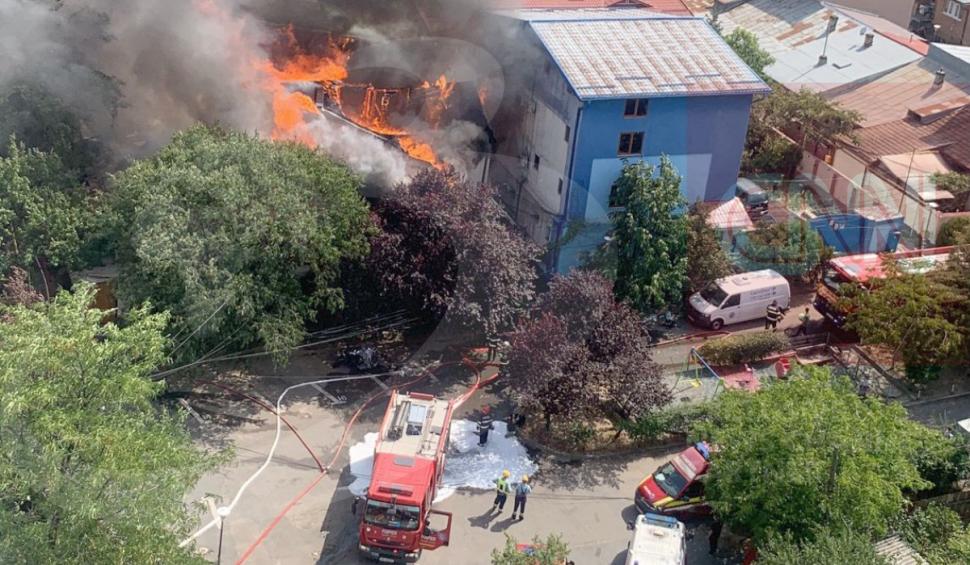Incendiu în Sectorul 3 din București! 16 case au fost avariate grav de flăcări