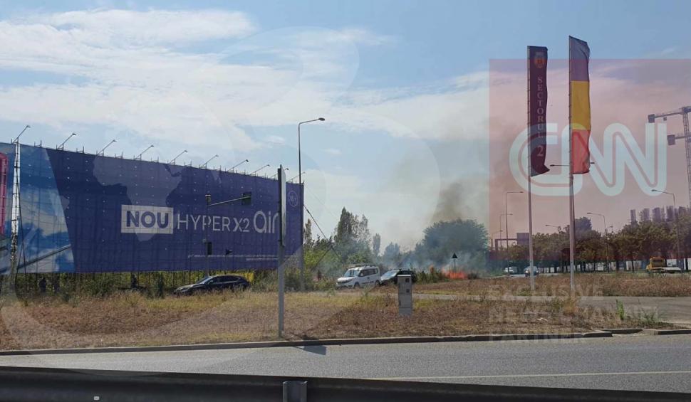 Incendiu în București, pe Fabrica de Glucoză, la ieșirea de pe Autostrada A3, la un pas de mașinile de pe șosea
